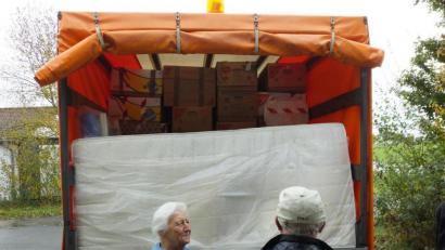 Bild: Werner Fritsch/exb
Bei der Beladung für den Transporter aus Pyrbaum war auch Geroldine Ondrusek dabei. Die Unterstützung der Aktion Solidarität wird mit Platz finden in einem Container nach Togo.