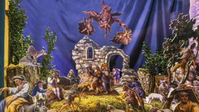 Bild: fiw
Der Historische Arbeitskreis zeigt im Schaufenster in der Dammstraße vergrößerte Nachbildungen aus der Tirschenreuther Papierkrippe. Das Original, das im Museumsquartier zu finden ist, wurde von Maurus Fuchs angefertigt.