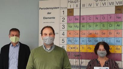 Bild: Iris Hösl/exb
Christian Schwab, Michael Sontheim und Sabine Singer (von links nach rechts): Schulleiter und Fachschaften freuten sich über die MINT-Auszeichnung durch das Ministerium.