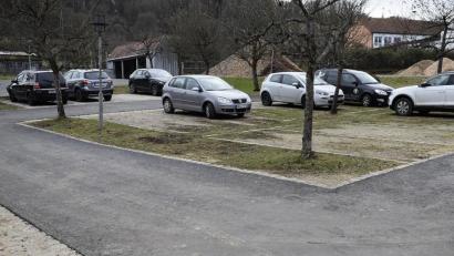 Bild: sck
Der Auftrag für Asphaltierung des Parkplatzes an der Bushaltestelle/Stadelreihe wurde vergeben. Hier Blick auf die Parkplätze im Vordergrund.