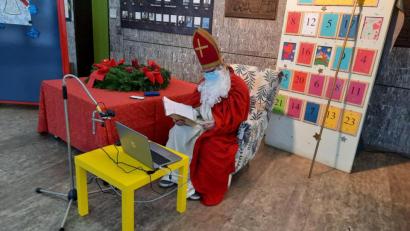 Bild: exb
Über die Kamera im Laptop und das neue Videokonferenzsystem kam der Nikolaus zu den Neustädter Grundschülern.