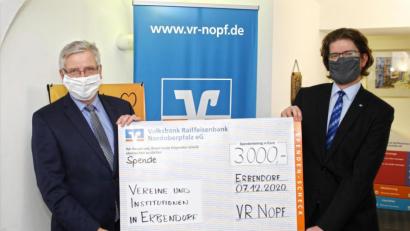 Bild: njn
Stellvertretend für die Erbendorfer Vereine und Institutionen nahm Bürgermeister Johannes Reger (links) den Spendenscheck aus den Händen von Geschäftsstellenleiter Alexander Goblirsch entgegen.