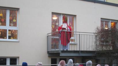 Bild: Kerstin Pflaum/exb
Von der Außenanlage aus verfolgten die Mädchen und Buben des Kindergartens St. Hedwig den Besuch des Nikolaus. Dieser war auf den Balkon des Gebäudes getreten, um zu den Kindern zu sprechen.