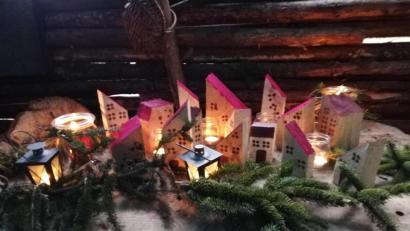 Bild: ld
Basteleien aus dem, was die Natur bietet. Die Wurzelzwerge lassen einen schönen Zauberwald entstehen. .