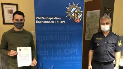 Bild: Polizei Eschenbach/exb
Der Dienststellenleiter der Polizeiinspektion Eschenbach, Werner Stopfer (rechts) freut sich, das beispielhafte Verhalten von Fabian Weissel mit einem Dankschreiben des Polizeipräsidenten und einer Belohnung würdigen zu dürfen.