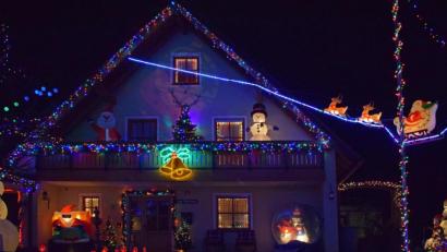 Bild: szl
Ron Biederman verwandelt sein Haus in Erbendorf jedes Jahr in der Adventszeit zu einem blinkenden Gesamtkunstwerk