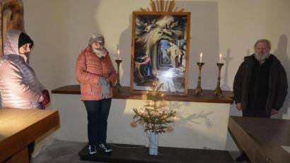 Bild: jr
Hell erleuchtet präsentierte sich anlässlich der Aktion „Lebendiger Adventskalender“ das Innere der Kalvarienbergkapelle am Konnersreuther Ortsrand. Mit dabei waren Pfarrseelsorger Pater Benedikt Leitmayr und Organisatorin Sigrid Schwan (Mitte). Zuständig war für dieses „Adventsfenster“ das Kreuzweg-Pflegeteam.
