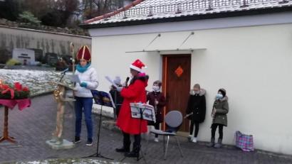 Bild: Christine Schwarz/exb
Der Nikolaus schaut bei der Andacht vor der Paulsdorfer Kirche vorbei.