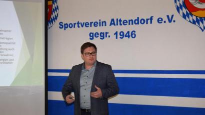 Bild: bnr
Regionalmanager Christian Karl stellte dem Gemeinderat die Aufgaben und Ziele des ILE "Brückenland Bayern-Böhmen" vor.