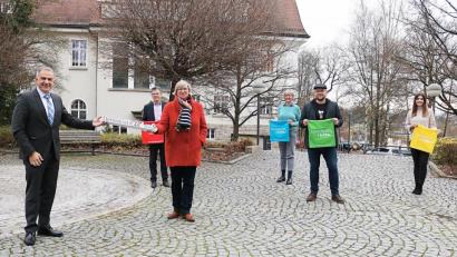 Bild: Stefan Malzer/Landratsamt Tirschenreuth/exb
Landrat Roland Grillmeier überreicht symbolisch den Schriftzug „Demokratie leben! an die neue Koordinatorin für den Landkreis Tirschenreuth Sonja Schmid. Zudem auf dem Bild (von links) Walter Brucker als Vertreter des Landratsamtes, Theresia Kunz, Sprecherin des Begleitausschusses, Stefan Denzler vom EBZ Bad Alexandersbad und Isabel Sommerer vom Landratsamt.