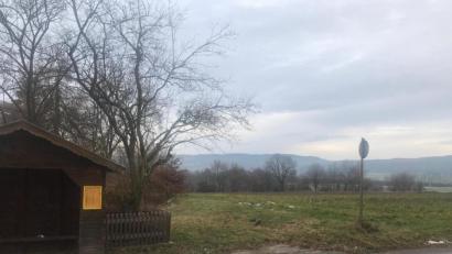 Bild: Wilhelm Amann
Neusather Straße, kurz nach der Abzweigung von der Perschener Straße: In der Lücke (Bild) zwischen der bestehenden Bebauung entsteht das neue Baugebiet.	B