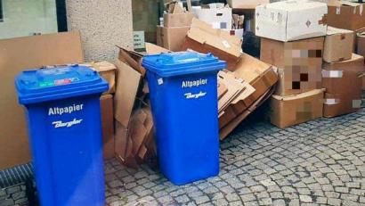 Bild: Fa. Bergler/exb
Berge von unzerkleinerten Kartonagen neben der Blauen Tonne: So wie an dieser Stelle in Weiden wollen es die Entsorgungsfirmen Bergler aus Weiherhammer und Kraus aus Windischeschenbach nicht haben.