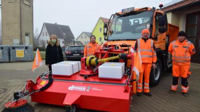 Bild: no
Eine moderne Kehrmaschine präsentieren Bürgermeisterin Brigitte Bachmann sowie die Bauhof-Mitarbeiter (von links): Bernd Kopp, Jürgen Schmidt und Sebastian Loos.