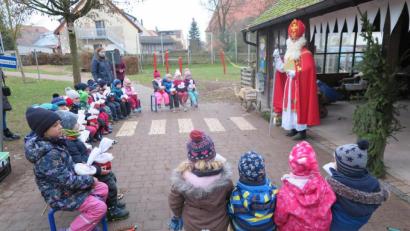 Bild: jzk
„Seid fleißig, freundlich und haltet zusammen“, mahnte der Nikolaus die Kindergartenkinder.