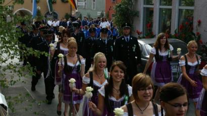 Archivbild: mp
Zuletzt war im August 2010 Heimatfest in Schwarzhofen gefeiert worden. Zum Auftakt marschierten die Vereine und ihre Festdamen im Ortskern auf, um an der offiziellen Segnung des sanierten Marktplatzes teilzunehmen.