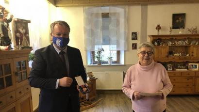 Bild: ck
Ria Wittmann erhält die Verdienstmedaille des Verdienstordens der Bundesrepublik. Falk Böttcher vom Deutschen Wetterdienst reiste aus Leipzig an, um der 85-Jährigen für ihren 40-jährigen Dienst als phänologische Beobachterin zu danken.