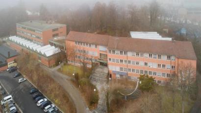 Bild: Thilo Hierstetter
Der erste Bauabschnitt zu Generalsanierung und Neubau der Berufsschule in Sulzbach-Rosenberg soll im Jahr 2022 starten.