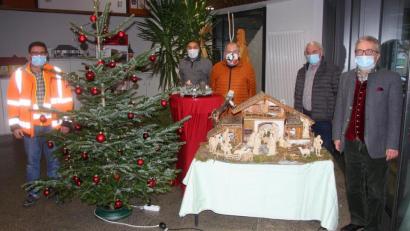 Bild: wro
Das Rathausfoyer schmücken derzeit Christbaum, Adventskranz und zwei Krippen. Die kleine Ausstellung wurde von Bürgermeister Toni Dutz (von rechts) im Beisein von Karl-Heinz Meier, Manfred Dietz, Werner Härtl und Michael Klarner offiziell eröffnet und vorgestellt.