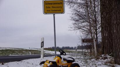 Bild: bkr
Nicht zwei Spuren, sondern ein Kettcar im Schnee. Hat sich am Ortsschild von Schwarzenreuth ein merkwürdiger "Unfall" ereignet.