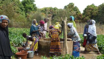 Bild: LAG Mali/exb
Ohne Brunnen in den Gärten müssten die Frauen in Mali Wasser von sehr weit her holen: 2019 finanzierte die Regionalgruppe Amberg-Sulzbach ein solches Projekt zur Selbsthilfe.