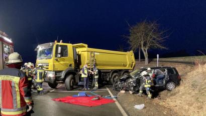 Bild: Polizei Neustadt/WNM
Bei Floß rammte eine Autofahrerein einen querstehenden Lastwagen. Die Frau kam schwer verletzt ins Krankenhaus.