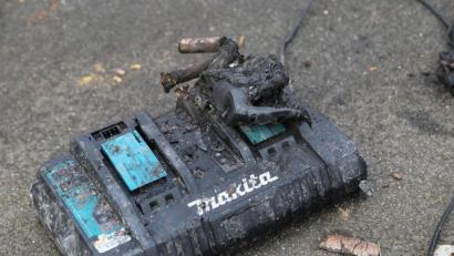 Bild: rw
Dieses Akkuladegerät hat vermutlich den Brand im Heizraum des Hauses verursacht. Die Feuerwehr verhinderte Schlimmeres.