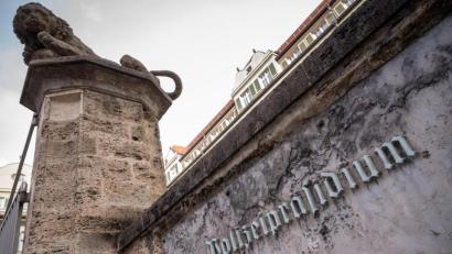 Bild: Peter Kneffel/dpa
Das Polizeipräsidium in München wird von einem Drogenskandal erschüttert.