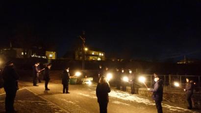Bild: mmj
Am Friedhofskreuz sprachen die Feuerwehrleute ein Gebet für alle verstorbenen und gefallenen Kameraden der Wehr.