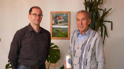 Bild: fvo
Josef Völkl (rechts) freut sich über die Glückwünsche seines Sohns Martin.