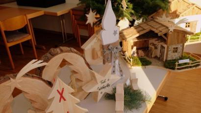 Bild: mab
Eine Weihnachtsausstellung in den Gruppenräumen des Pfarrheimes hat die Bastelgruppe der Kolpingsfamilie aufgebaut.