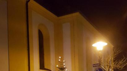 Bild: hme
Der schmucke Christbaum ziert Neudorf.