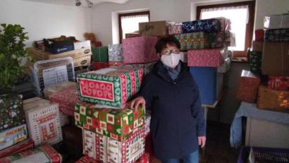 Bild: Kirchberger/exb
Elke Kirchberger vor den vielen Päckchen.