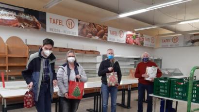 Bild: grm
In einer lobenswerten Aktion packten die Bewohner der HPZ-Förderstätte Weihnachtspäckchen für Senioren und übergaben sie der Tafel Weiden-Neustadt e.V. zur Verteilung. Von links Martin Rupprecht, Susanne Sindersberger, Förderstättenleiter Thomas Fritsch und Tafel-Vorsitzender Josef Gebhardt