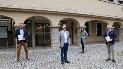 Bild: Stefan Malzer, Landratsamt Tirschenreuth/exb
Wirtschaftsförderer Volker Höcht, Leonhard Zintl, Vorsitzender der Mittelstandsunion, Isabel Sommerer, neue Mitarbeiterin in der Wirtschaftsförderung, und Landrat Roland Grillmeier tauschten sich aus. Zintl überreichte auch Exemplare seines Buchs "Zukunft einfach machen".