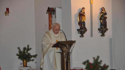 Bild: dob
Pfarrer Gerhard Schmidt feierte mit den Kaimlingern den Patroziniumstag ihrer Dorfkirche.