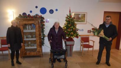 Bild: fz
Abstand hat Priorität. Bürgermeister Karlheinz Budnik gratuliert Luise Bodenmeier im Beisein von Tochter Claudia (von rechts) zum 95. Geburtstag.