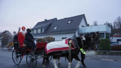 Bild: er
Es war eine gute Idee der Kirwagemeinschaft Sorghof, als Ersatz für den Nikolauseinzug am Plärrer-Spielplatz den heiligen Mann mit einer Kutsche durch den Ort zu fahren.