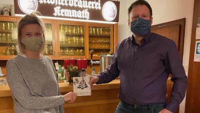 Bild: mde
Die jüngste Kemnather Stadträtin Maria Heser kaufte für das Gewinnspiel der Jungen Union Kemnath einen 25-Euro-Gutschein bei Wirt Martin Sertl vom Wirtshaus "Zur Fantasie". In einem Gespräch machte der Wirt dabei die gestiegene Präsenz in sozialen Netzwerken, "um auf Speisen und Angebote aufmerksam zu machen", deutlich.