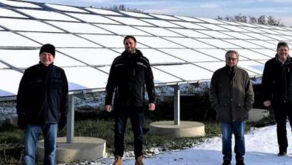 Bild: stg
Der Solarpark Höflas ist seit vergangener Woche am Netz - es freuen sich die Verantwortlichen der Neue Energien West eG, der Stadt Kemnath sowie der Errichterfirma.