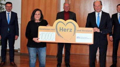 Bild: stg
Mit jeweils 2500 Euro überraschte die Raiffeisenbank Oberpfalz Nord-West eG Vertreter von vier Tafeln im Geschäftsgebiet.