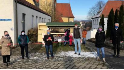 Bild: exb
Marina Höfner (Zweite von rechts) und stellvertretender SPD-Vorsitzender Alexander Meier (Dritter von rechts) übergaben eine Spende an den Evangelischen Kindergarten „Unterm Regenbogen“ und dem Förderverein des Katholischen Kindergartens. Kristina Schaller (links) und Katja Buchner (Dritte von links) danken.