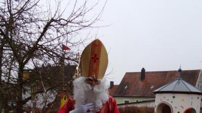 Bild: fks
Bischof Nikolaus ließ es sich nicht nehmen, den Kindergartenkindern eine Freude zu bereiten. Aber auch er schützte sich und andere vor einer möglichen Ansteckung und blieb, alleine, im Garten und Winkte aus der Ferne.