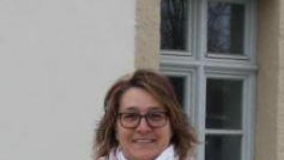 Bild: bjp
Bürgermeisterin Carmen Pepiuk mit dem Defibrillator.