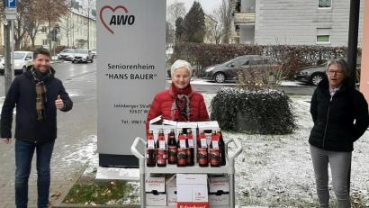 Bild: R. Kreuzer
AWO-Vorsitzende Hilde Zebisch (Mitte) hat die Ware mit dem AWO-Fahrdienst ausgeliefert und sie an den Heimleiter Denis Schwenk (links) und Pflegedienstleitung Gabriele Neukam (rechts) übergeben.