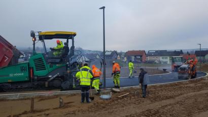 Bild: gi
Der 2. Erschließungsabschnitt des Baugebietes „Steinling III“ wurde am Dienstag mit den Teerungsarbeiten abgeschlossen.