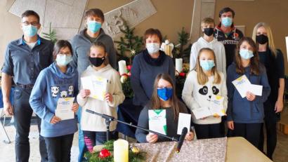 Bild: njn
Emma-Sue Küsters (vorne, sitzend) ist die beste Leserin der Erbendorfer Mittelschule und wird sie auf Kreisebene vertreten. Mit auf dem Bild die weiteren Teilnehmer sowie die Jury mit Rektorin Sabine Graser (rechts).