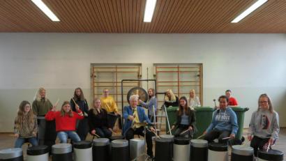 Bild: ubb
Die AG "stomp" macht Musik, die einmalig in der gesamten Oberpfalz ist. Wenn nicht in ganz Bayern, sagt Bandleader und Schulleiter Peter Preisinger stolz.