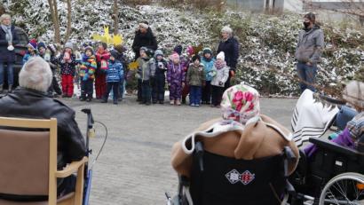 Bild: mfh
Rosenberger Kinder bereiten den Senioren auf der Bühler Höhe eine vorweihnachtliche Überraschung.