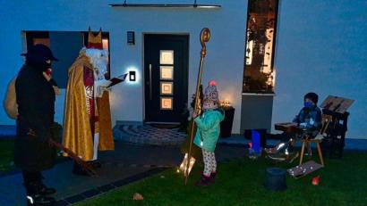 Bild: tkr
Nachdem Nikolaus und Krampus die Wohnungen nicht betreten konnten, fanden die Besuche oft auch samt Aufführungen im Freien statt. Dem adventlichen Zauber der Aktion tat das keinen Abbruch.