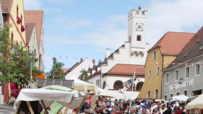 Archivbild: Götz
Karl Beer (Vordergrund) in seinem Element: Gerne führt er das Organisationsteam als Mittelalter-Markt-Bürgermeister an.